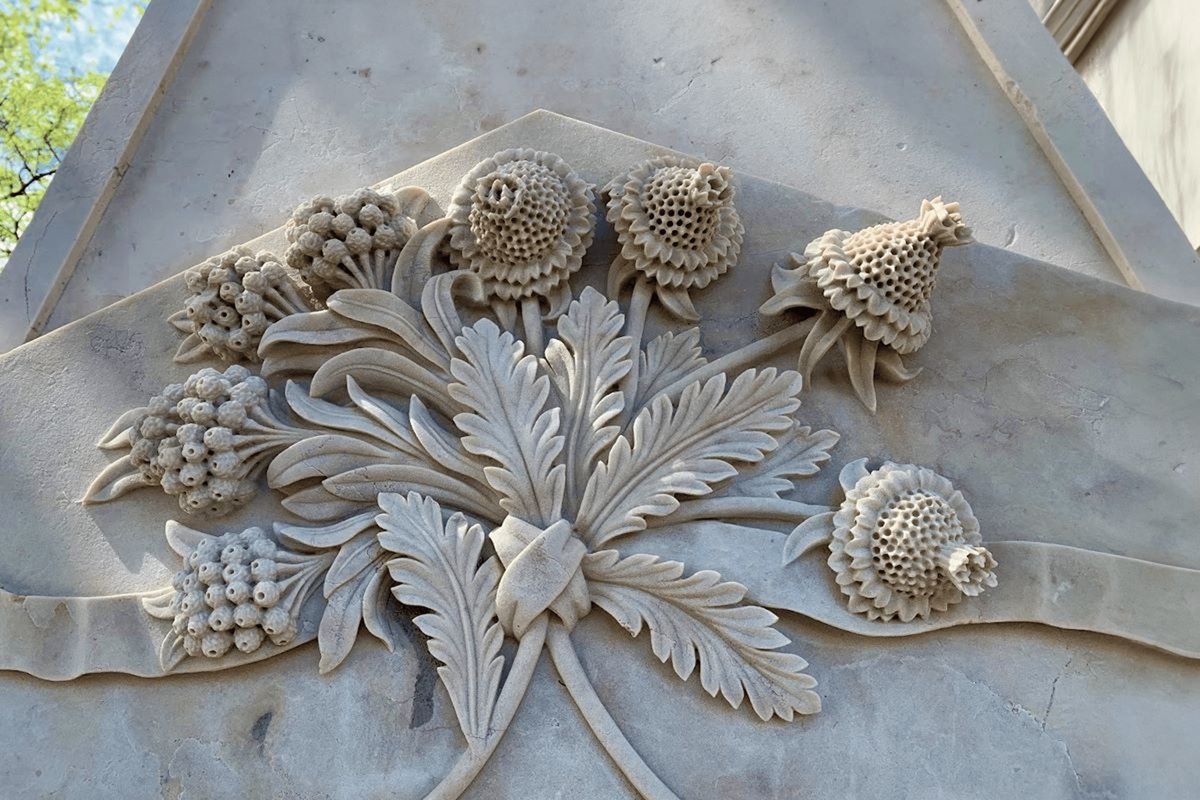 Escultura floral de pedra