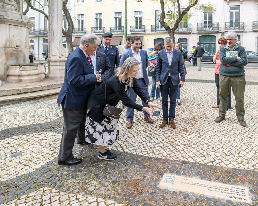 Em cada placa foi colocado um código QR que, através do telemóvel, permite obter uma descrição do episódio ocorrido nesse local