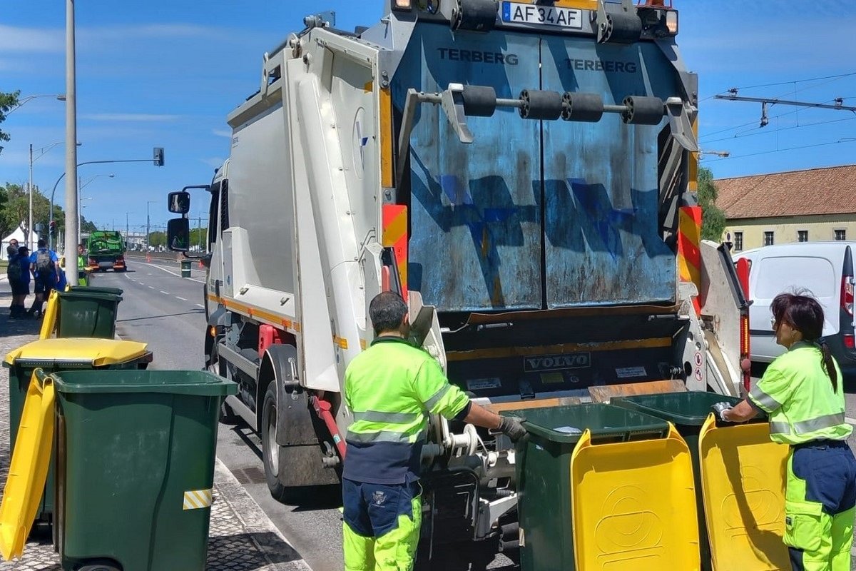 Mais de duas dezenas de trabalhadores, apoiados por 10 viaturas, asseguraram a recolha dos resíduos e a limpeza das ruas da zona ribeirinha