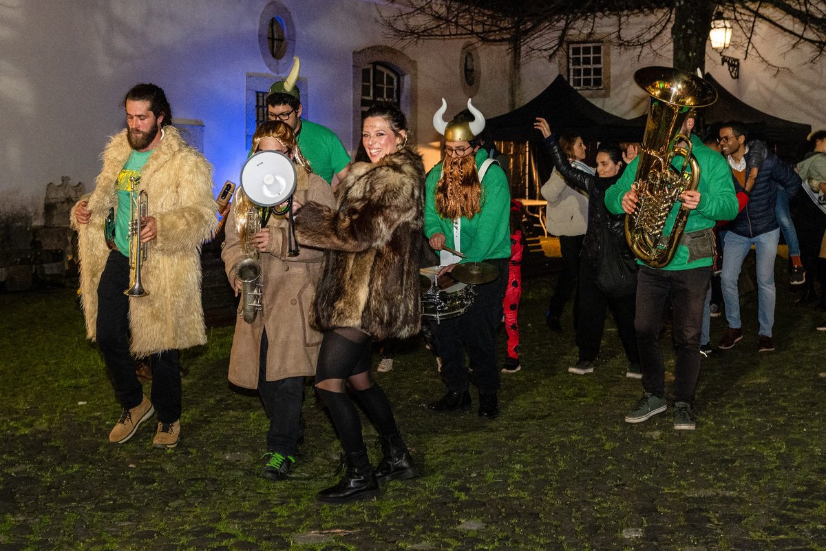 Atuação do grupo musical Farra Fanfarra 