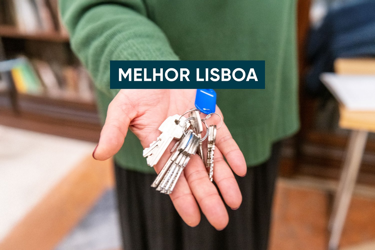 um senhor com as chaves na mão 