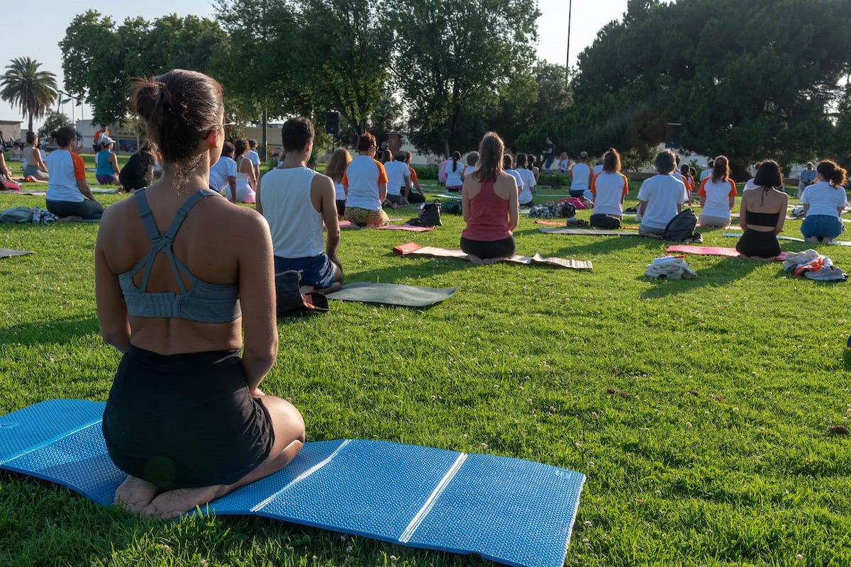 prática de yoga ao ar livre