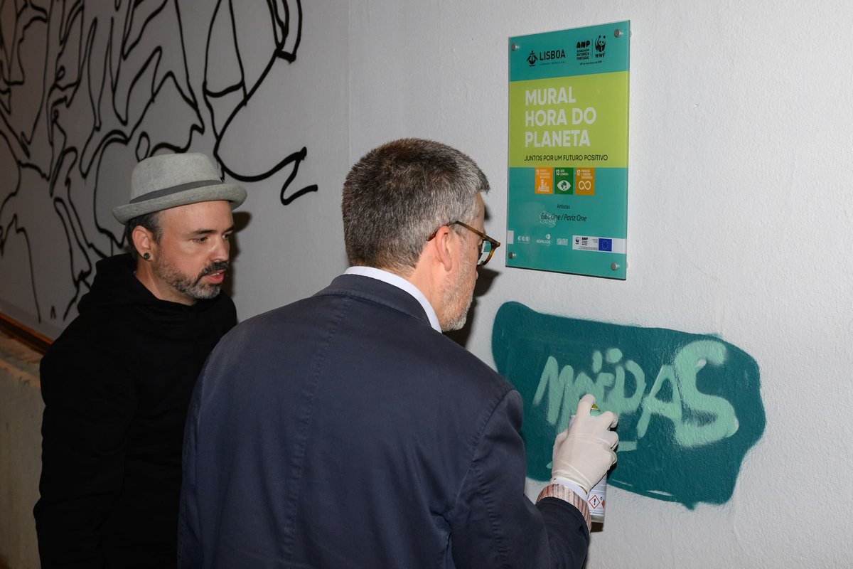 Carlos Moedas com o artista urbano Pariz One