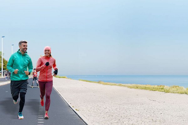 casal a correr junto ao rio