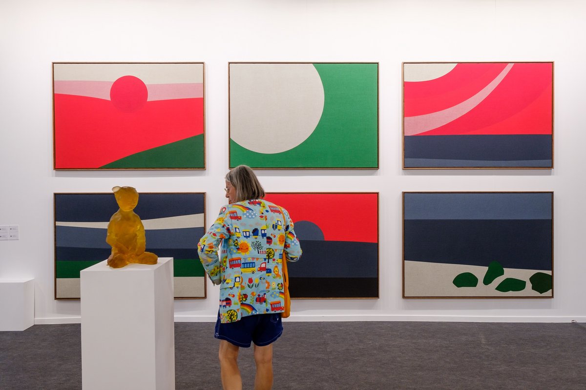 Senhora a observar as obras em exposição