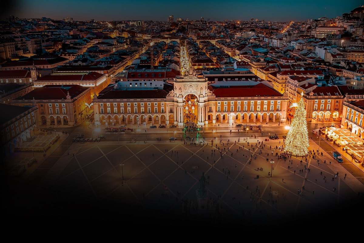Vista noturna da Praça do Comércio com iluminações de natal