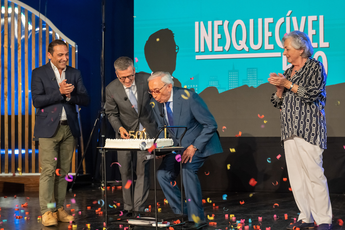 A medalha foi entregue por Carlos Moedas, presidente da CML, no final da gravação da edição nº 500 do programa semanal “Inesquecível”