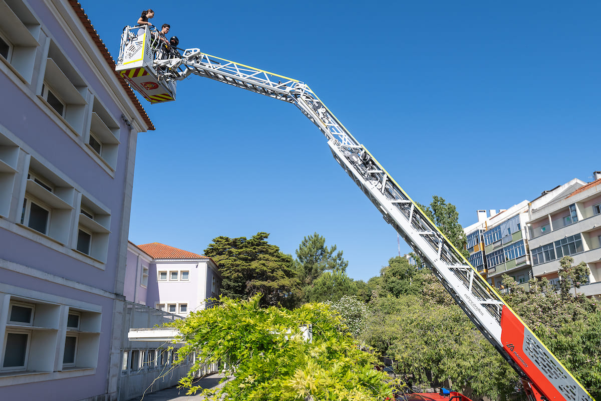 O simulacro envolveu a evacuação do estabelecimento e o resgate de dois alunos com recurso a um Veículo Escada do RSB
