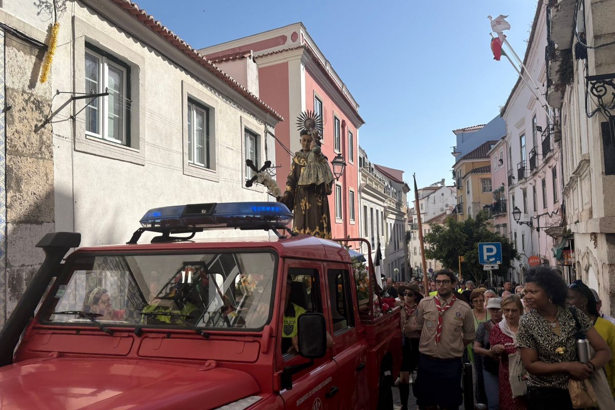 Procissão de Santo António volta a reunir milhares em Alfama