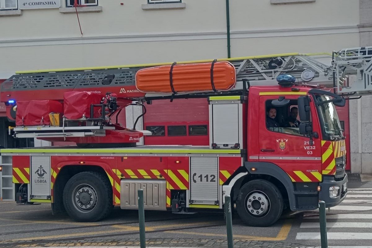 O RSB de Lisboa reforçou o apoio ao distrito de Leiria com mais um veículo e dois operacionais, num total de quatro viaturas e 12 elementos no terreno.