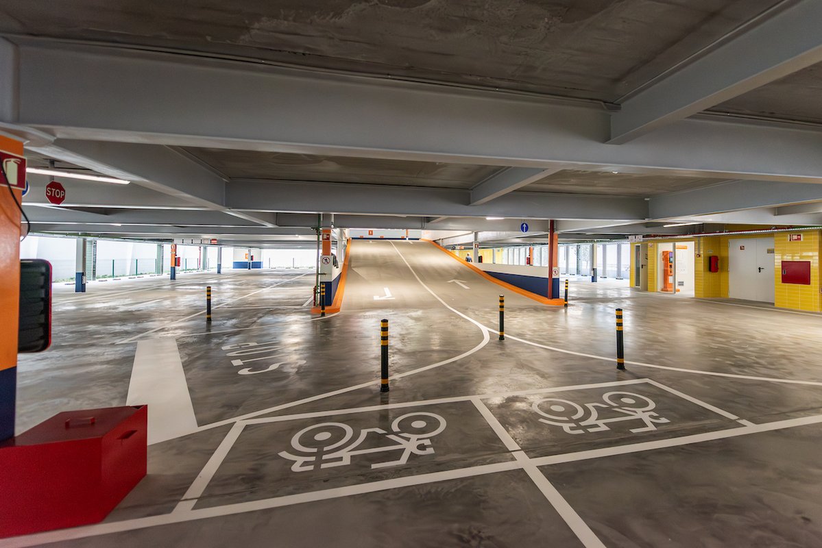 Este parque dispõe de um total de 246 lugares, distribuídos por quatro pisos