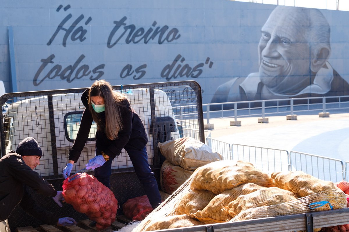Produtores entregam cerca de 5 toneladas de alimentos, entre legumes, fruta e pão, na Pista de Atletismo Moniz Pereira