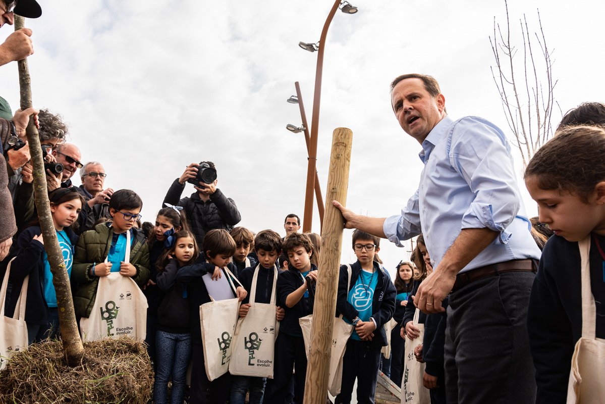 Fernando Medina e crianças de escolas de Marvila plantaram uma das cerca de 360 árvores do novo espaço
