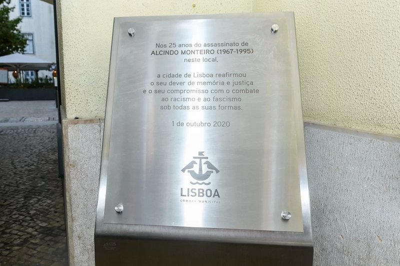 Memorial plaque in Rua Garrett, where Alcindo Monteiro died