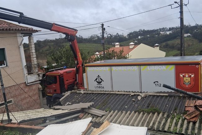 Lisboa envia veículo escada e reforça equipa em Leiria