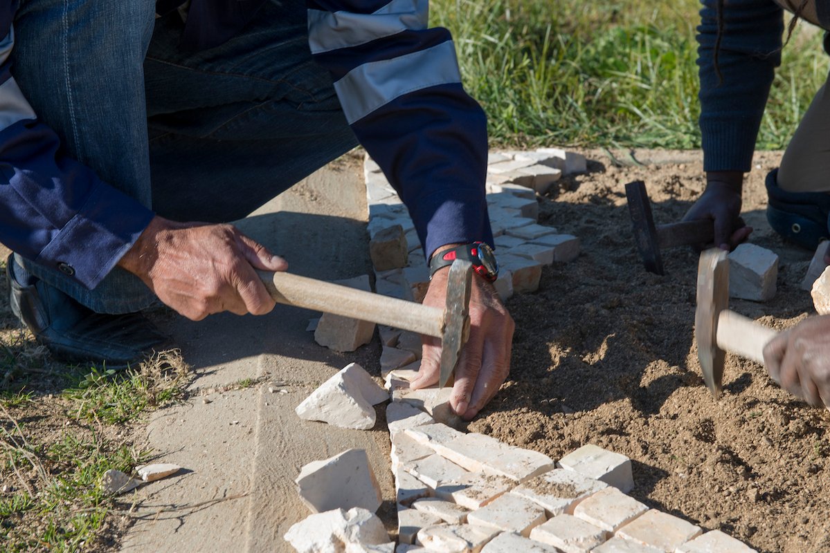 A resolução recomenda a adoção de medidas concretas para a valorização da calçada portuguesa e da profissão de calceteiro