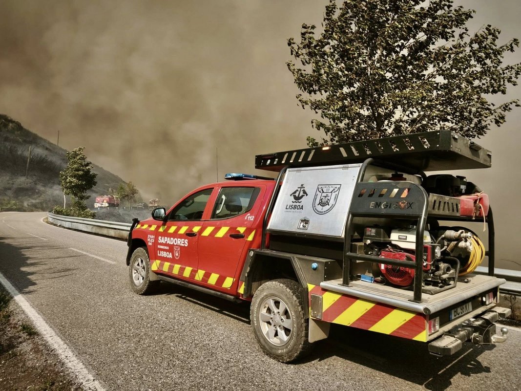 Bombeiros Sapadores de Lisboa combatem incêndios no norte do País 