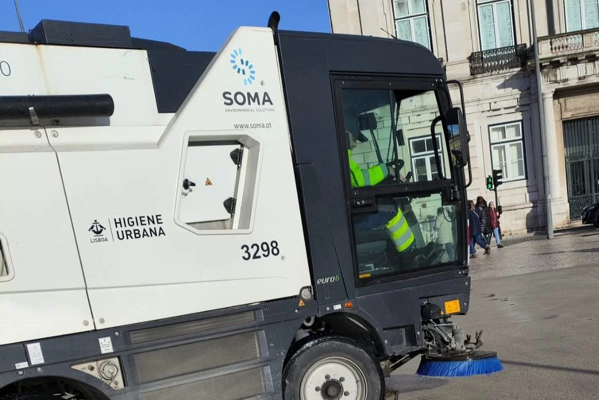 As equipas da CML realizaram operações de limpeza e remoção de árvores em toda a cidade, com as equipas do Serviço Municipal de Proteção Civil, Higiene Urbana, Espaços Verdes, Regimento Sapadores Bombeiros, Polícia Municipal