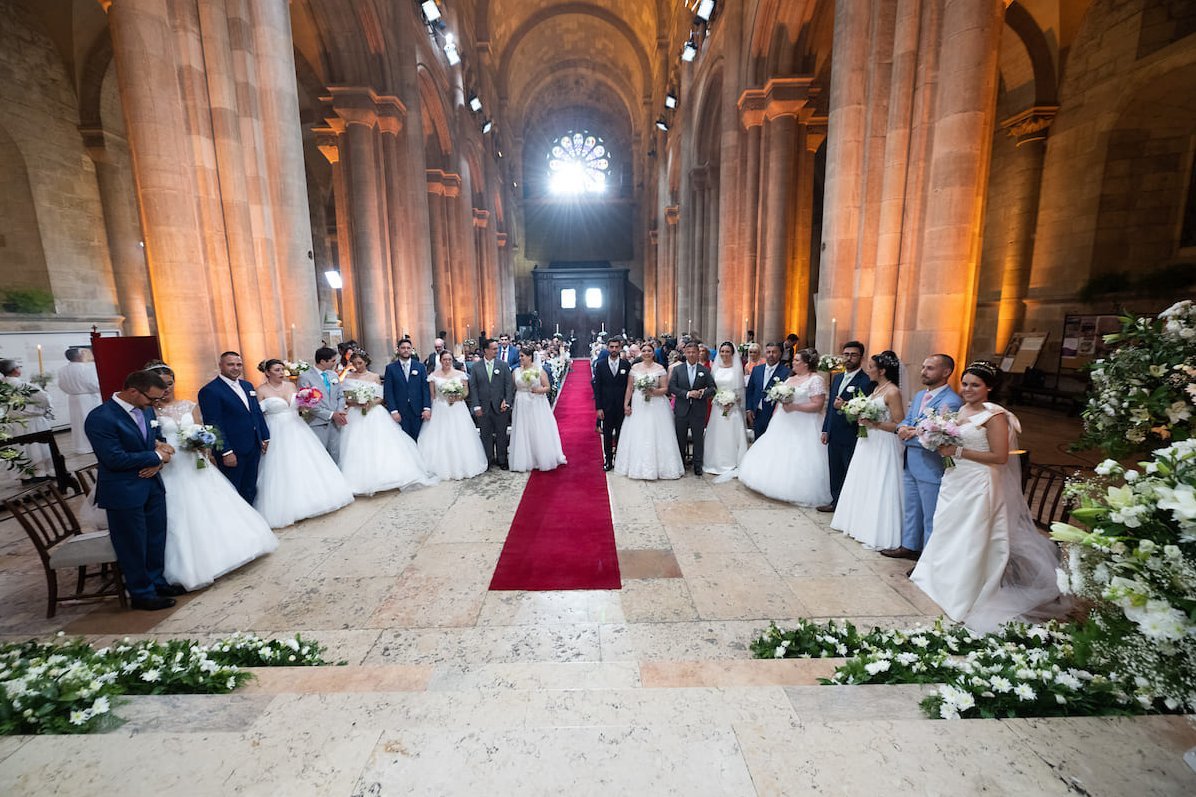 Na Sé de Lisboa, o cónego Jorge Dias celebra o casamento de dez casais