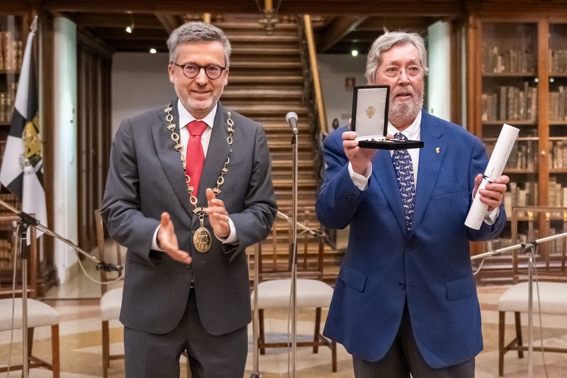 Carlos Moedas presented António Manuel de Moraes with the medal of cultural merit 