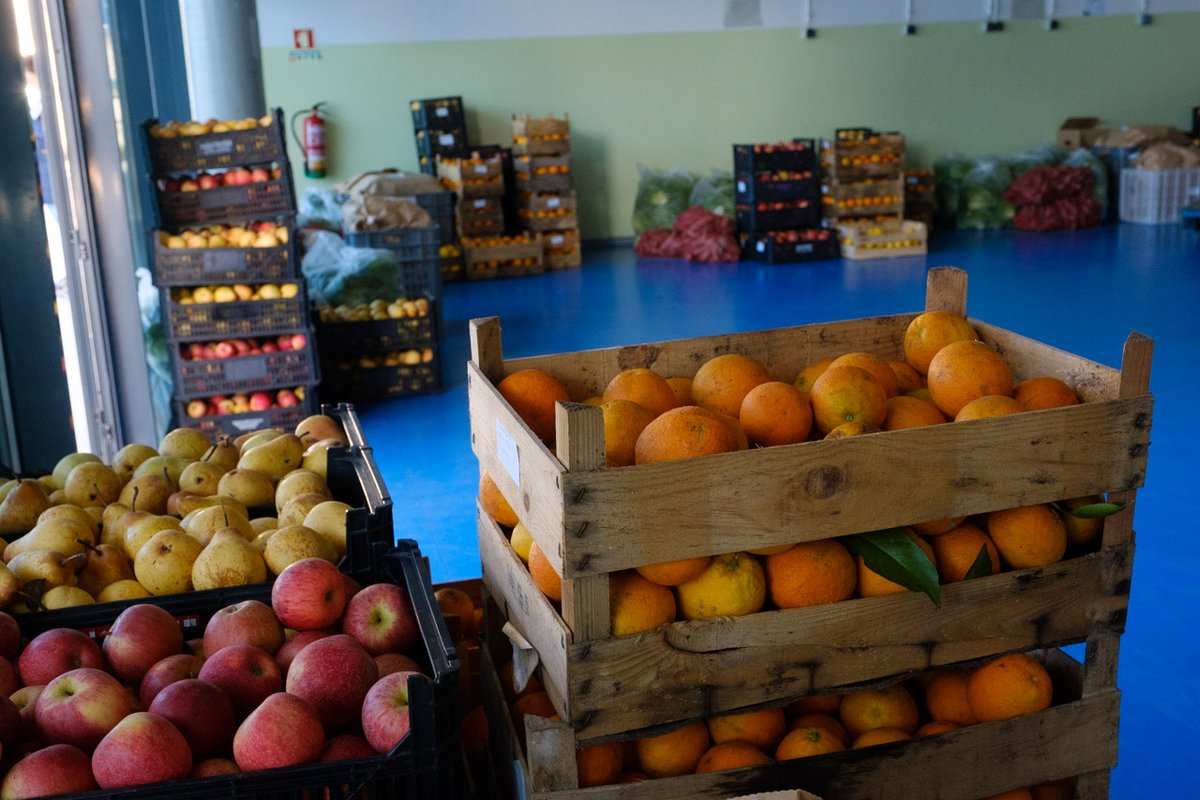 Através de um 'mercado solidário', legumes, frutas e pão são comprados aos produtores, em virtude do encerramento temporário das feiras da cidade, e entregues a instituições sociais
