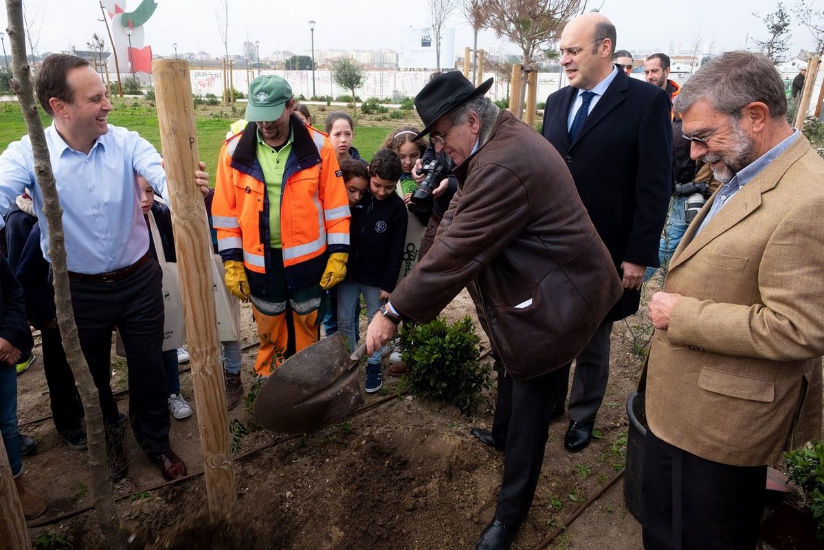 José Sá Fernandes, vereador da Estrutura Verde, Ambiente e Energia, numa ação de plantação de árvores no novo parque ribeirinho