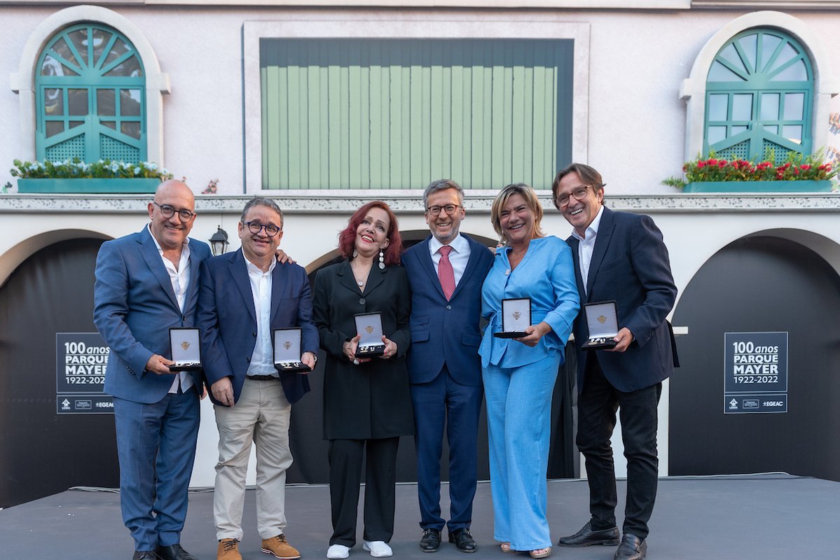 Carlos Moedas com os atores homenageados: José Raposo, Fernando Mendes, Vera Mónica, Marina Mota e Carlos Cunha