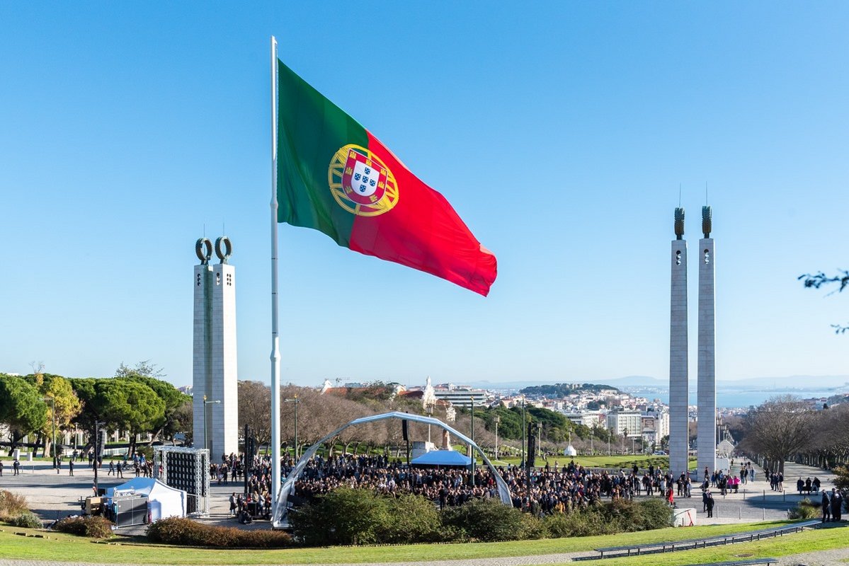 Hastear da bandeira nacional, feita a partir de plástico recolhido dos oceanos 