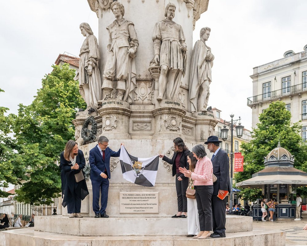Lisboa celebra Camões com descerramento de uma placa alusiva aos 500 anos do nascimento do "maior poeta da língua portuguesa"