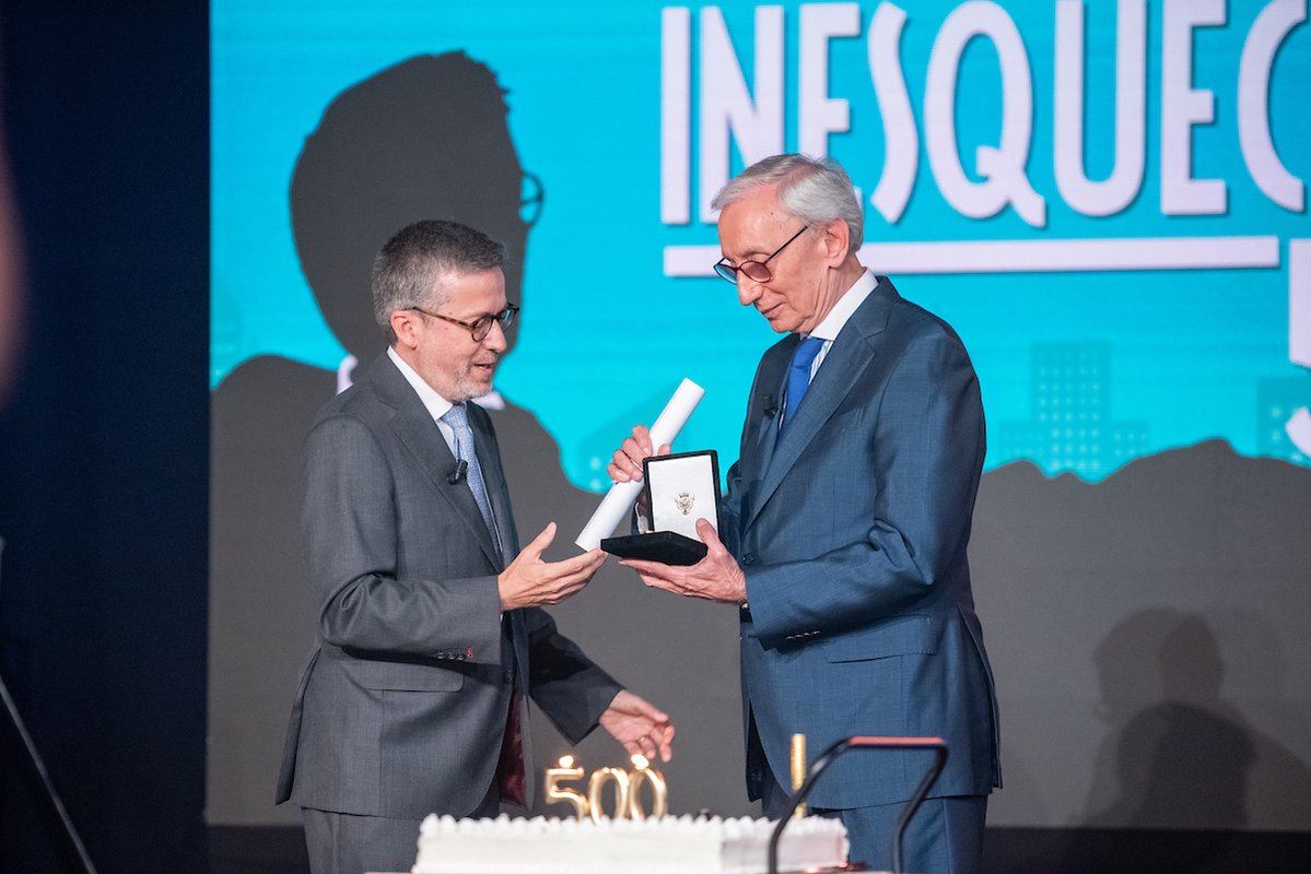 Carlos Moedas entrega a Medalha Municipal de Mérito Cultural a Júlio Isidro