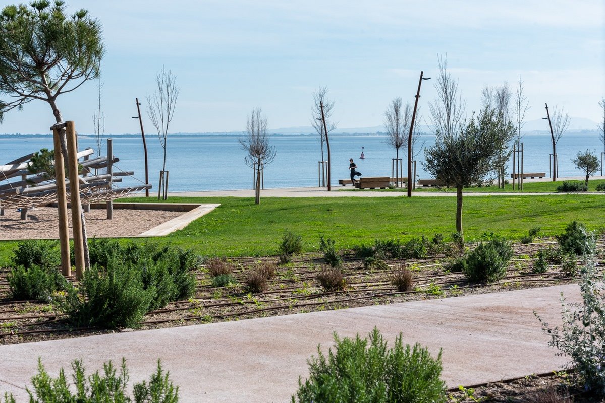 O Parque Ribeirinho Oriente na zona de Braço de Prata, em Marvila, estende-se ao longo de 650 metros de frente de rio e ocupa 4 hectares