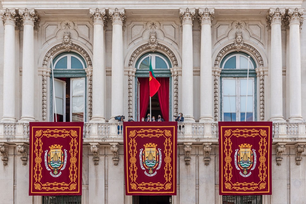 Bandeira Nacional hasteada na varanda dos Paços do Concelho de Lisboa, local onde há 110 anos foi implantada a República em Portugal