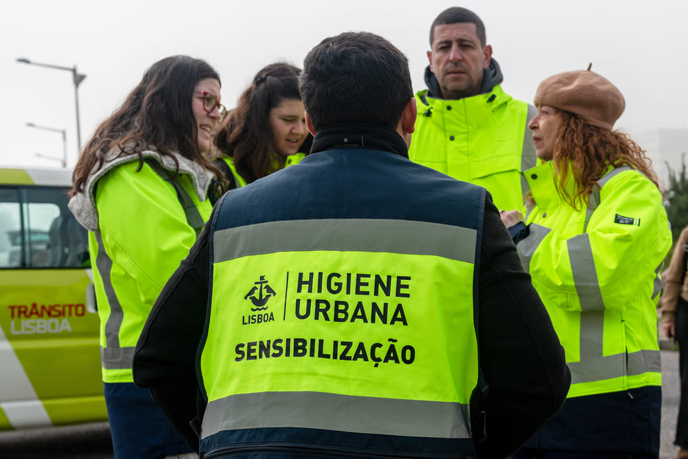 As equipas da Higiene Urbana estiverem presentes para sensibilizar e indicar o encaminhamento dos resíduos para os ecopontos existentes na feira