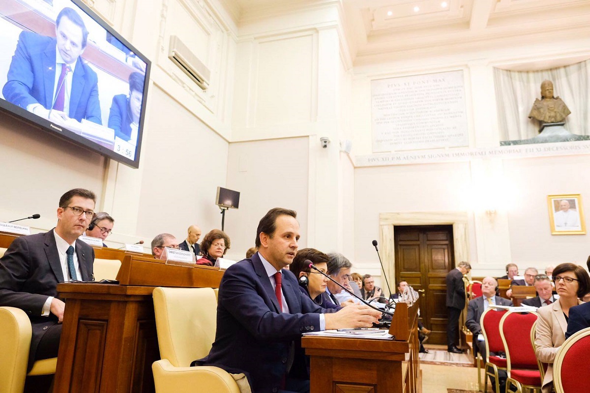Fernando Medina participou na conferência internacional no Vaticano sobre refugiados promovida pelo Papa Francisco