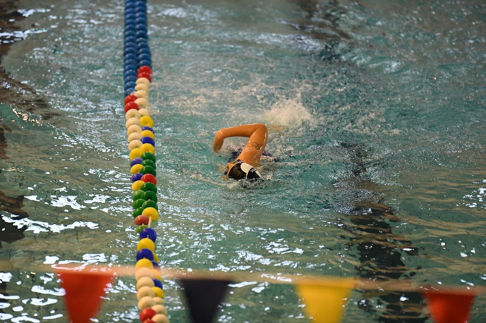 Prova de natação na piscina municipal do Casal Vistoso