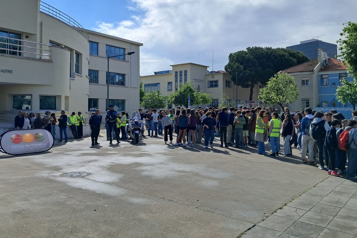 No Dia Mundial do Trânsito e da Cortesia ao Volante as Escolas de Mobilidade do município associaram-se à PSP numa ação de sensibilização frente à escola D. Filipa de Lencastre