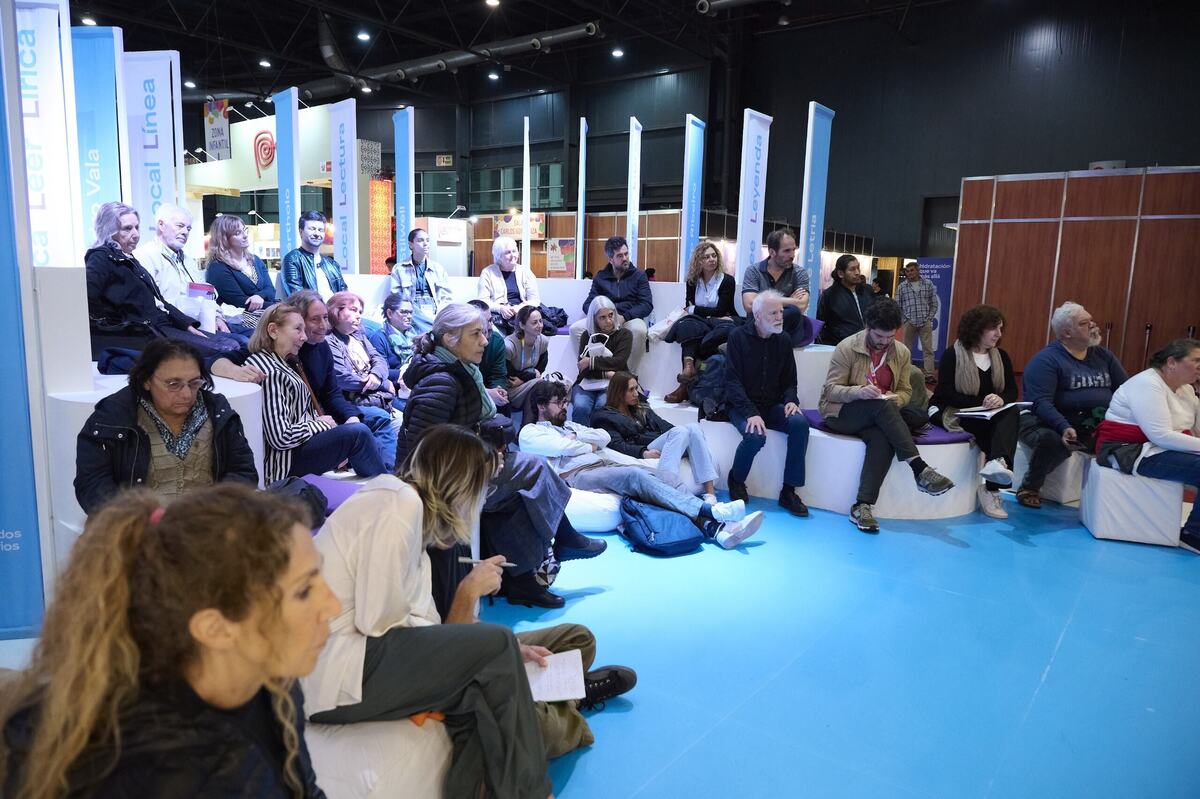 Público no stand de Lisboa - Feira do Livro de Buenos Aires 