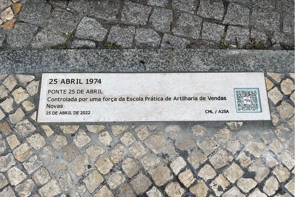 Placa evocativa junto à Ponte 25 de Abril