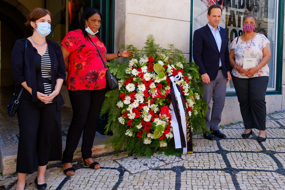 Mariana Vieira da Silva, ministra de Estado e da Presidência, Fernando Medina, presidente da Câmara Municipal de Lisboa, e as irmãs do jovem assassinado