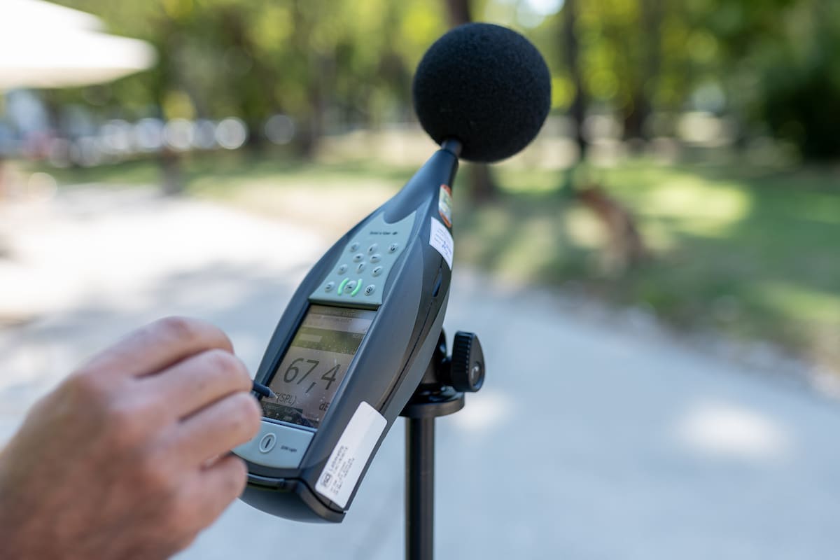 O sonómetro mede o som por frequências e o nível de pressão sonora, o que corresponde à sensação auditiva do ser humano em termos de som