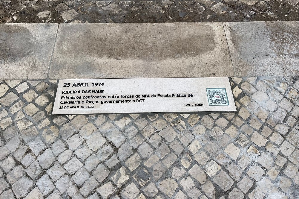 Placa evocativa do 25 de Abril na Avenida da Ribeira das Naus