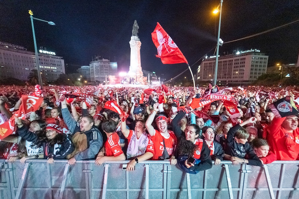 Milhares de adeptos festejam o 38.º título de campeão nacional de futebol do Sport Lisboa e Benfica - Marquês de Pombal