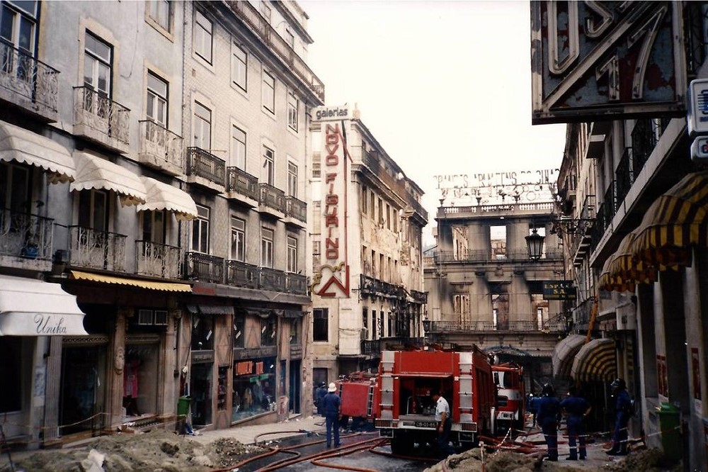 Rua Garrett e fachada dos "Grandes Armazéns do Chiado", na Rua do Carmo, onde o incêndio deflagrou 