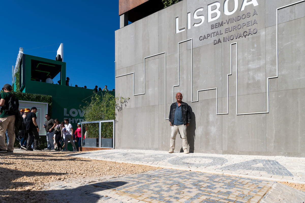O Mosaico Lisboa foi trabalhado especialmente para este local por Vitor Graça