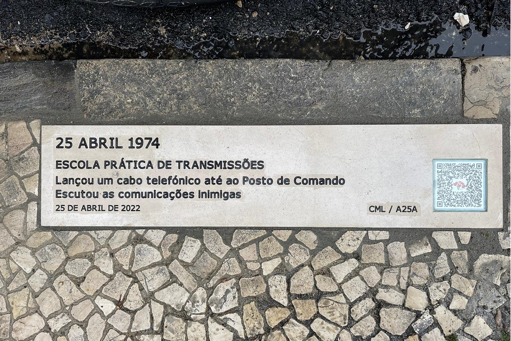 Placa evocativa do 25 de Abril junto à Escola de Transmissões
