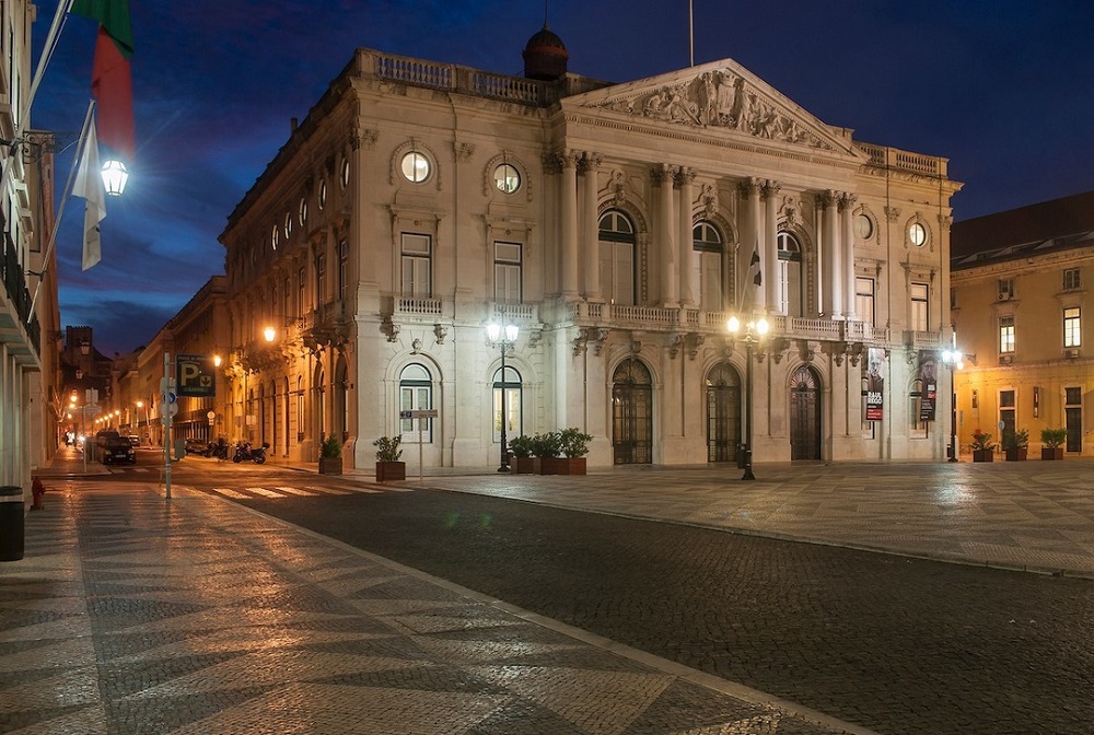 A fachada dos Paços do Concelho vai ter iluminação LED, substituindo os atuais focos de luz