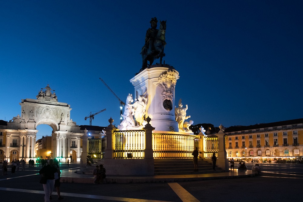 Estátua de D. José, no Terreiro do Paço, iluminou-se de amarelo para assinalar o Dia Mundial das Hepatites