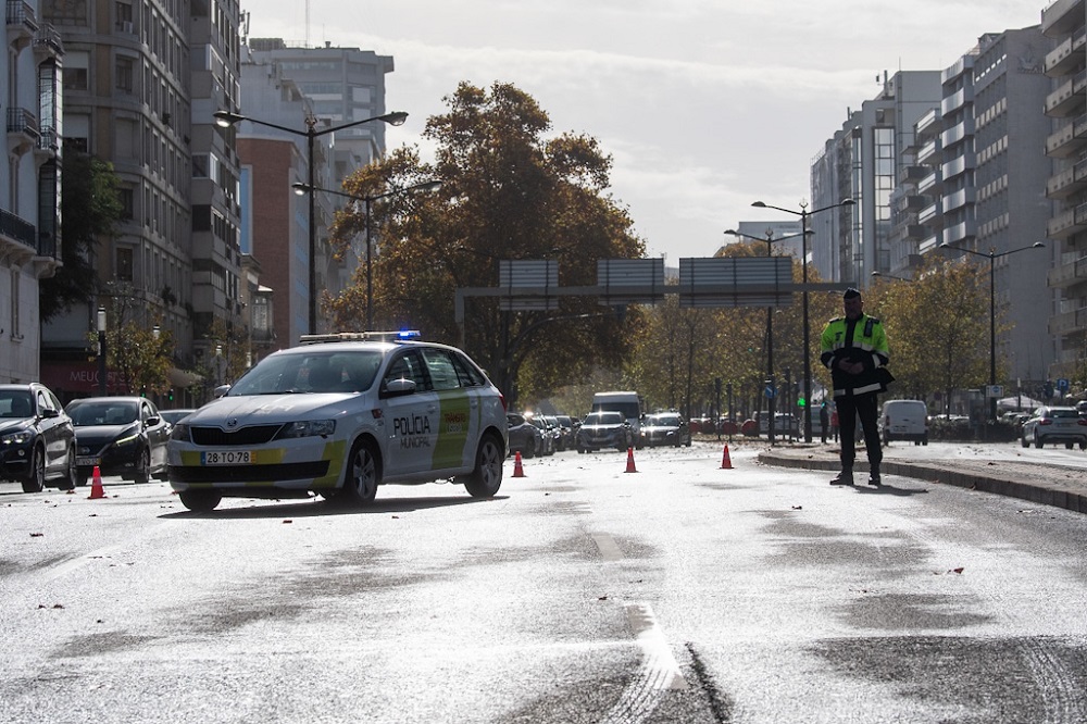 A chuva intensa da noite passada provocou inundações em Lisboa obrigando ao corte de estradas e túneis