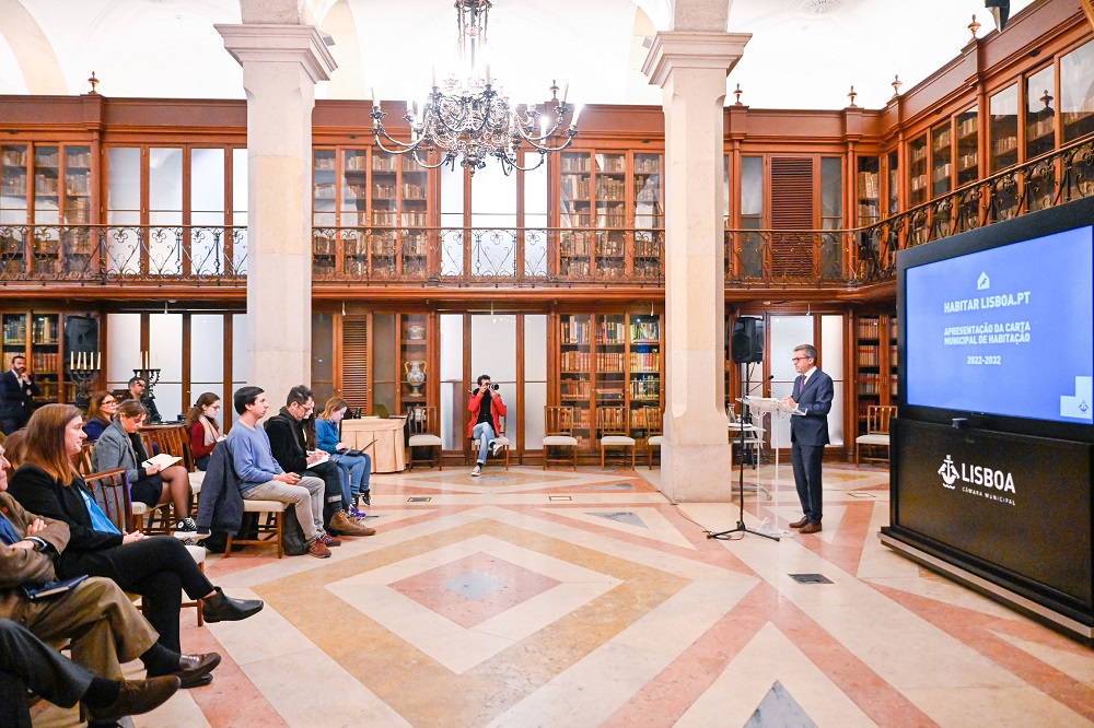 O presidente da Câmara Municipal de Lisboa, Carlos Moedas, e a vereadora da Habitação, Filipa Roseta, apresentam a Carta Municipal de Habitação de Lisboa