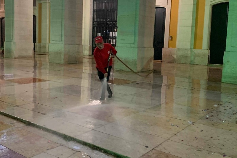Ano Novo começa com operação de limpeza no Terreiro do Paço e zonas envolventes
